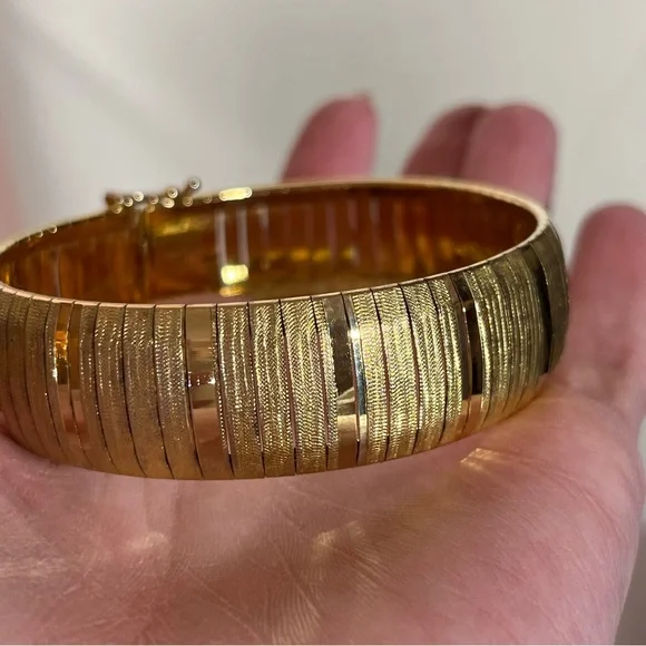 Vintage 80 90 Gold Vermeil Oversized Mobwife Classic Italy thick wide Bracelet - Picture 15 of 17